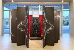 カオスとコスモスver.2 多摩美術大学アートテークギャラリー 東京　2300×450mmのパネル26枚と1800×900×70mmのオブジェ